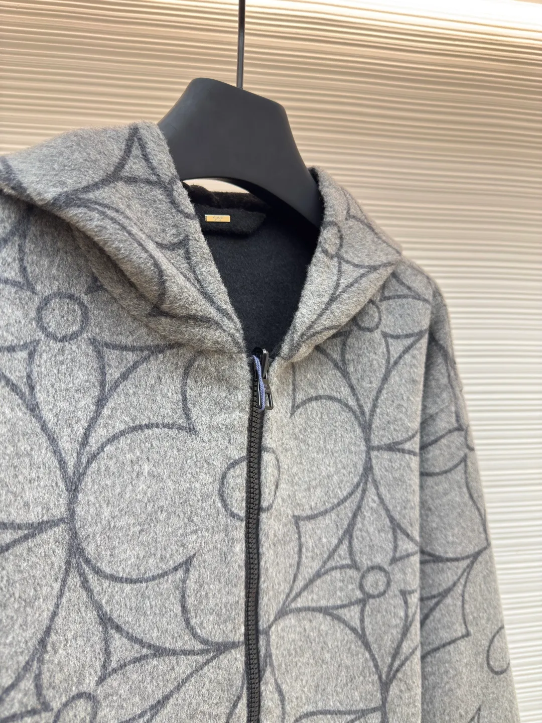 LOUIS VUITTON double-sided woolen jacket with circle pattern ●Authentic product: Purchased and developed for 26900 ●Item number: 1680116-F05 ●Fabric: wool fabric ●Technology: Made by positioning cutting machine ●Version: fitted version ●Weight: about 1200 grams ●Size: 44-446-48-50 ●Description: The fabric is made of semi-worsted double-sided woolen fabric, with 100% wool content. It uses custom-spun floral gray wool yarn. It uses a rapier machine to weave the gray cloth. It has a single-sided yarn-dyed jacquard large circle pattern, and the bottom side is completely woven in black. Multiple pattern making consumes raw materials. Measure the pattern shrinkage, adjust the pattern size of the gray fabric, and ensure the stitching of the finished fabric. After washing the woolen wool, the pattern is the same size as the Y version. The front panel is hand-cut with restored flowers, and the restored flowers are taken from a single piece for the pockets. The black side pockets are embroidered with a small logo using a Tajima embroidery machine imported from Japan. The small hardware logo is stamped on the back collar hanging clothesline, and the wool blended yarn is used to weave ribs in the opposite color on a horizontal lengthening loom. The overall wiring is straight and delicate, the fabric is comfortable and soft, and the color is consistent without color difference. It can be matched with the same style to create a fashionable look and control various occasions. Customized accessories, complete with three standards, same style for men and women!